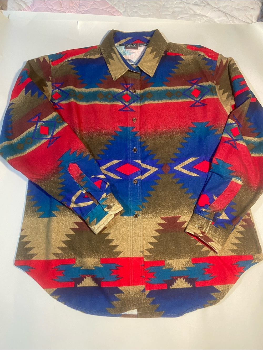 90’s  Woolrich Aztec Southwestern shirt features a bold geometric pattern.